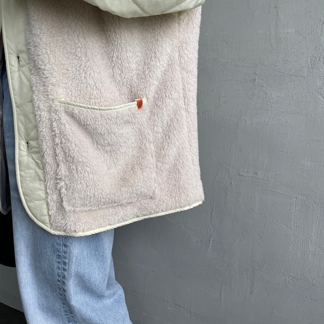 UNIVERSAL OVERALL [ユニバーサルオーバーオール] 別注 ボア切替 キルティングジャケット [U2532451IN-JF] IVORY &&モデル身長：150cm 着用サイズ：F&&