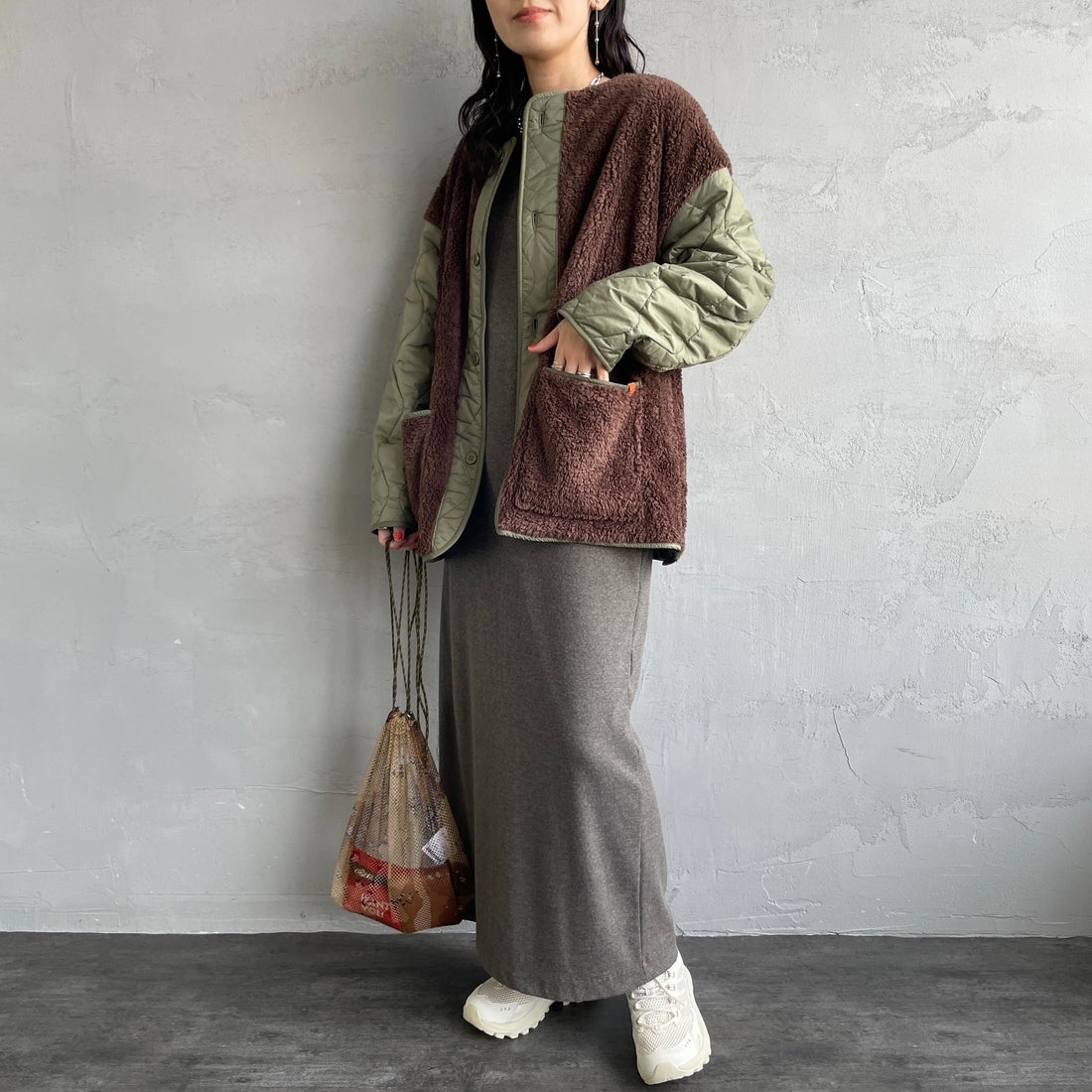 UNIVERSAL OVERALL [ユニバーサルオーバーオール] 別注 ボア切替 キルティングジャケット [U2532451IN-JF] KHAKI &&モデル身長：160cm 着用サイズ：F&&