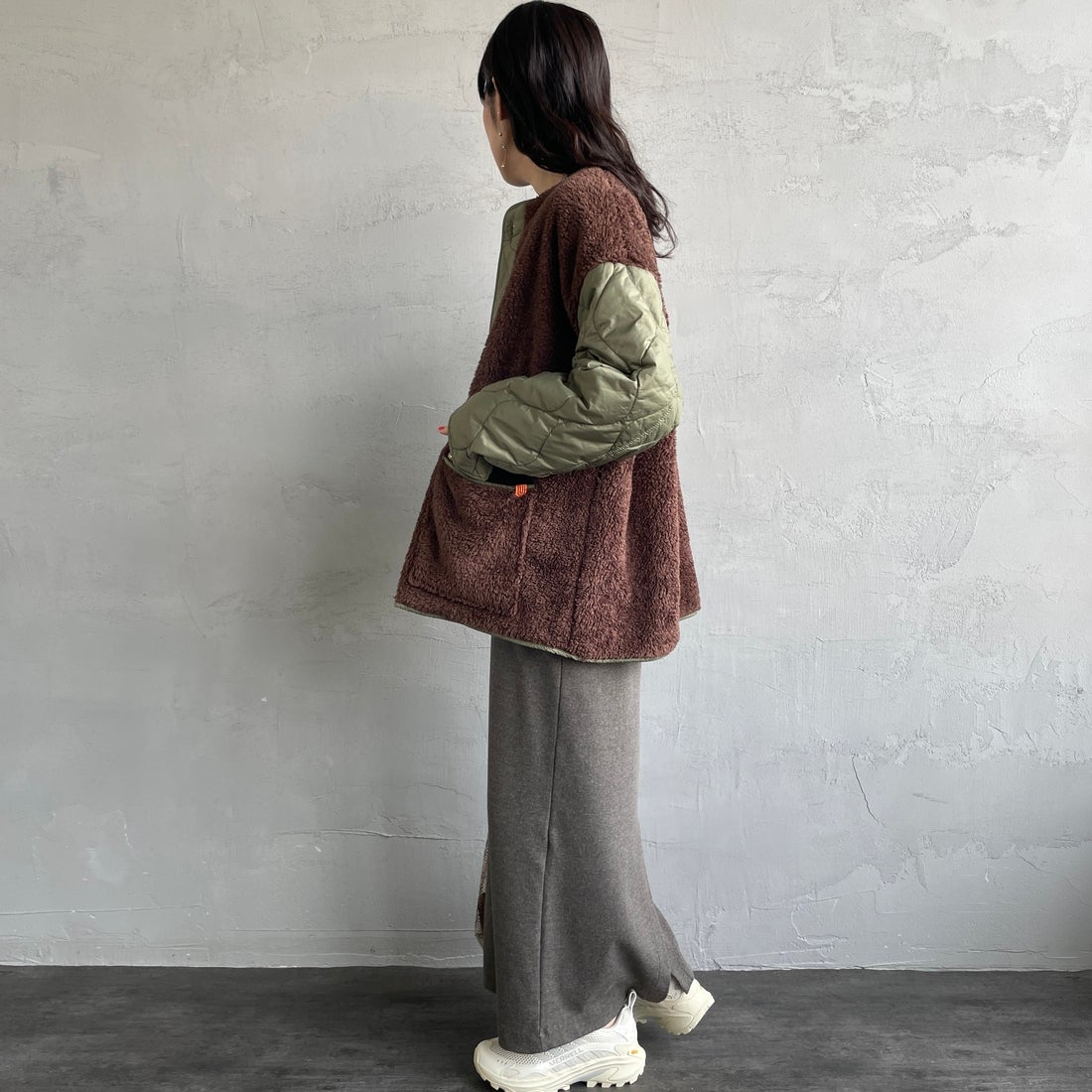 UNIVERSAL OVERALL [ユニバーサルオーバーオール] 別注 ボア切替 キルティングジャケット [U2532451IN-JF] KHAKI &&モデル身長：160cm 着用サイズ：F&&