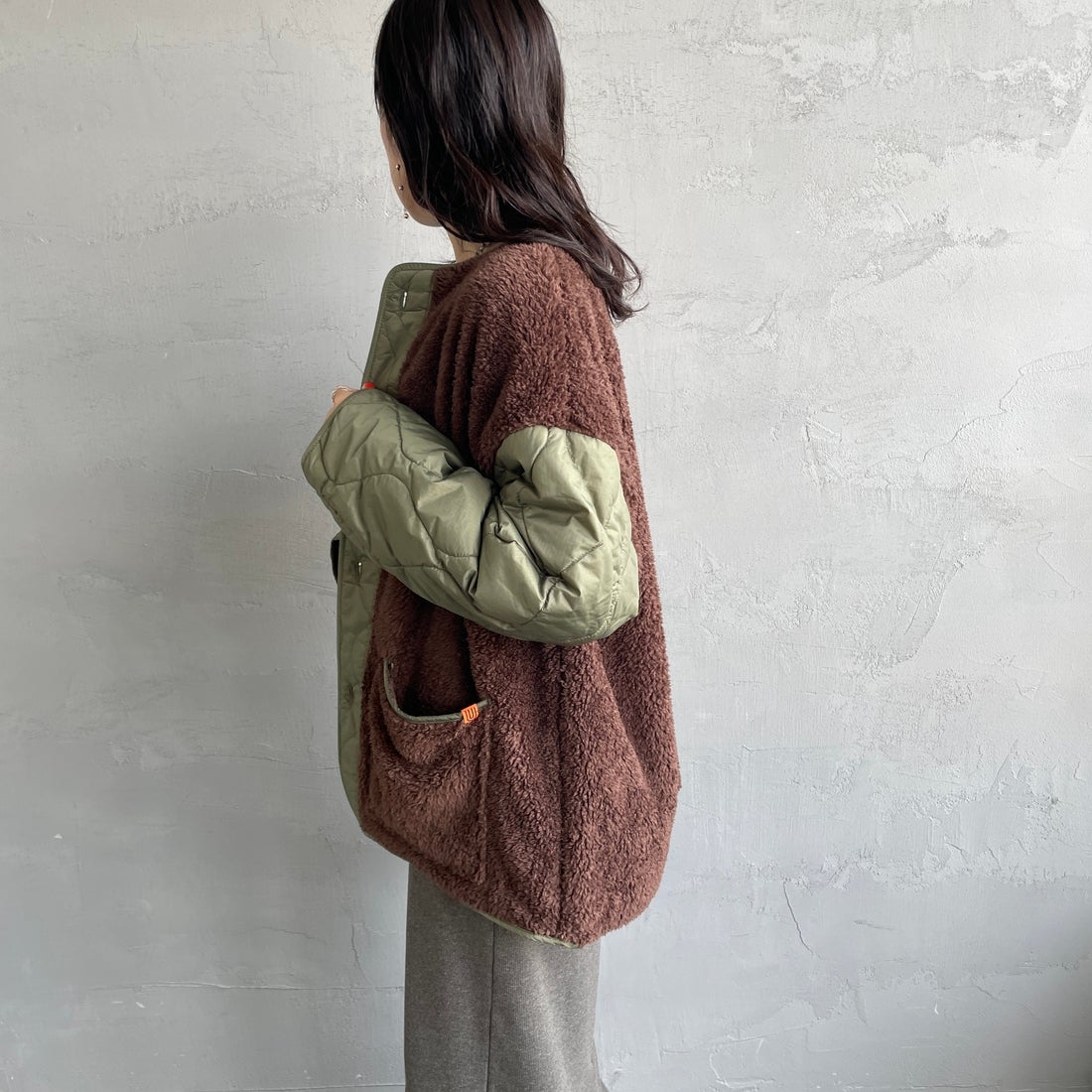 UNIVERSAL OVERALL [ユニバーサルオーバーオール] 別注 ボア切替 キルティングジャケット [U2532451IN-JF] KHAKI &&モデル身長：160cm 着用サイズ：F&&