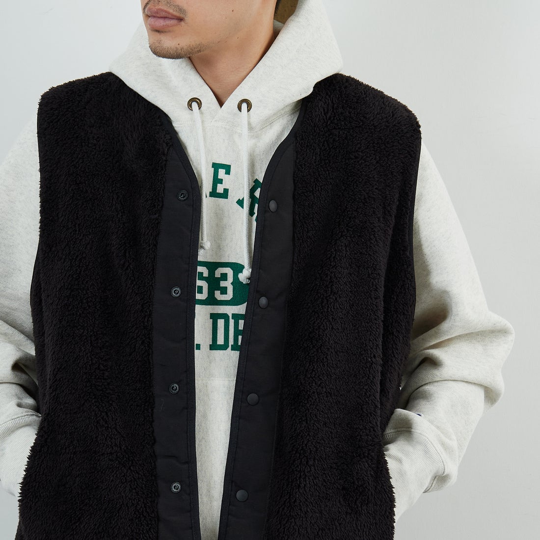 UNIVERSAL OVERALL [ユニバーサルオーバーオール] 別注 リバーシブルボアベスト [U2531401IN-JF] BLACK &&モデル身長：168cm 着用サイズ：M&&