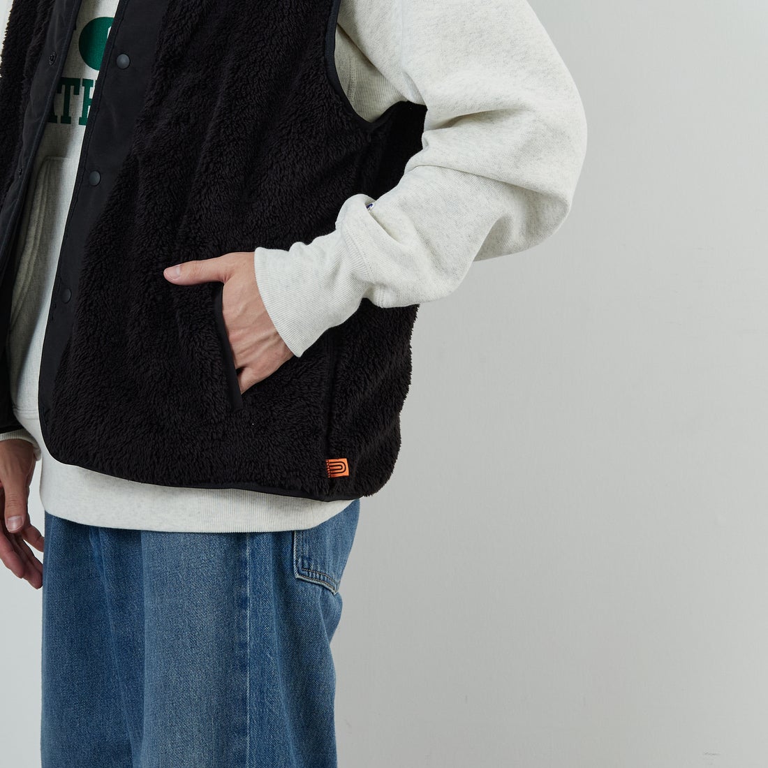 UNIVERSAL OVERALL [ユニバーサルオーバーオール] 別注 リバーシブルボアベスト [U2531401IN-JF] BLACK &&モデル身長：168cm 着用サイズ：M&&