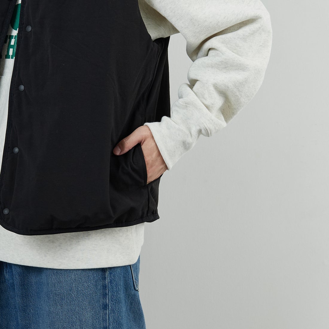UNIVERSAL OVERALL [ユニバーサルオーバーオール] 別注 リバーシブルボアベスト [U2531401IN-JF] BLACK &&モデル身長：168cm 着用サイズ：M&&