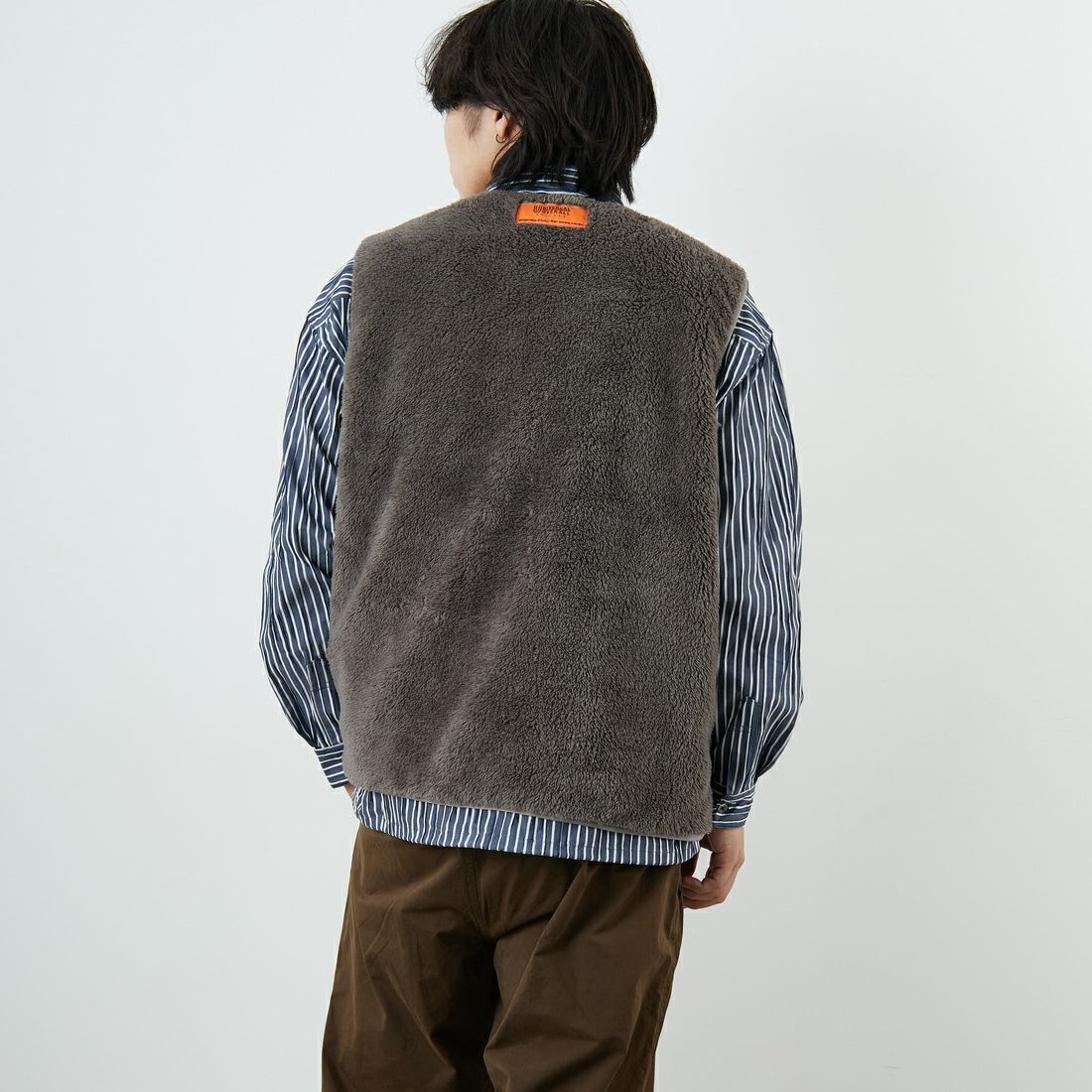 UNIVERSAL OVERALL [ユニバーサルオーバーオール] 別注 リバーシブルボアベスト [U2531401IN-JF] CHARCOAL &&モデル身長：179cm 着用サイズ：XL&&