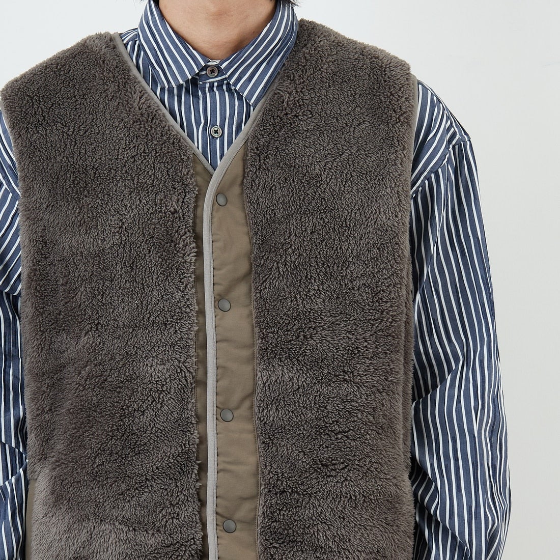 UNIVERSAL OVERALL [ユニバーサルオーバーオール] 別注 リバーシブルボアベスト [U2531401IN-JF] CHARCOAL &&モデル身長：179cm 着用サイズ：XL&&