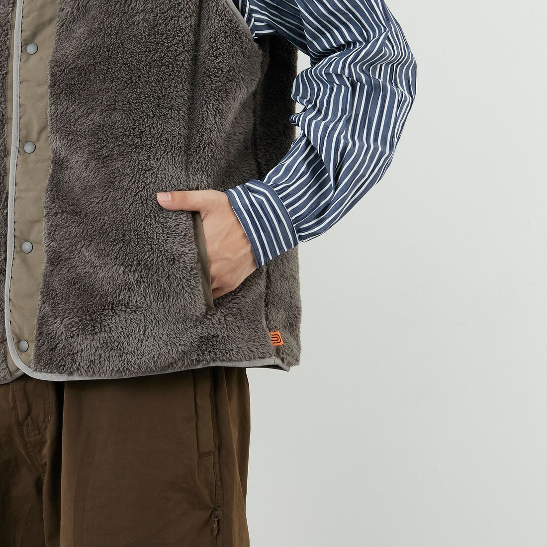 UNIVERSAL OVERALL [ユニバーサルオーバーオール] 別注 リバーシブルボアベスト [U2531401IN-JF] CHARCOAL &&モデル身長：179cm 着用サイズ：XL&&