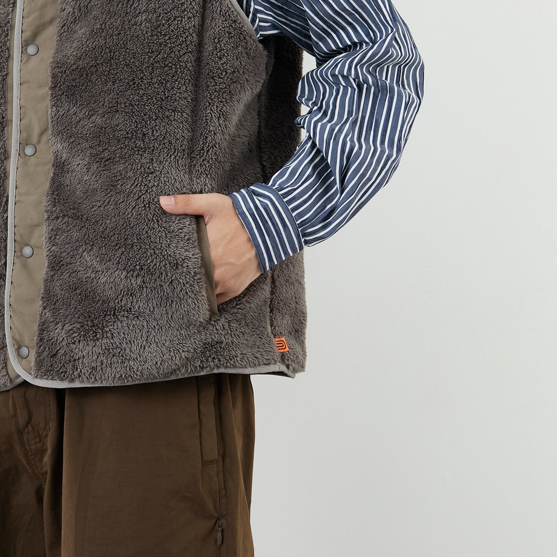 UNIVERSAL OVERALL [ユニバーサルオーバーオール] 別注 リバーシブルボアベスト [U2531401IN-JF] CHARCOAL &&モデル身長：179cm 着用サイズ：XL&&
