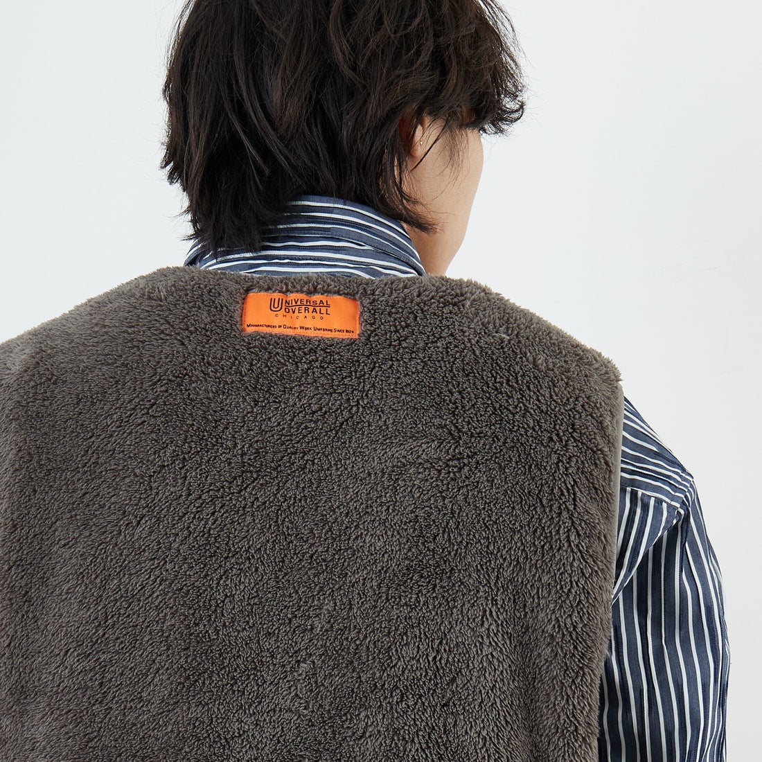 UNIVERSAL OVERALL [ユニバーサルオーバーオール] 別注 リバーシブルボアベスト [U2531401IN-JF] CHARCOAL &&モデル身長：179cm 着用サイズ：XL&&