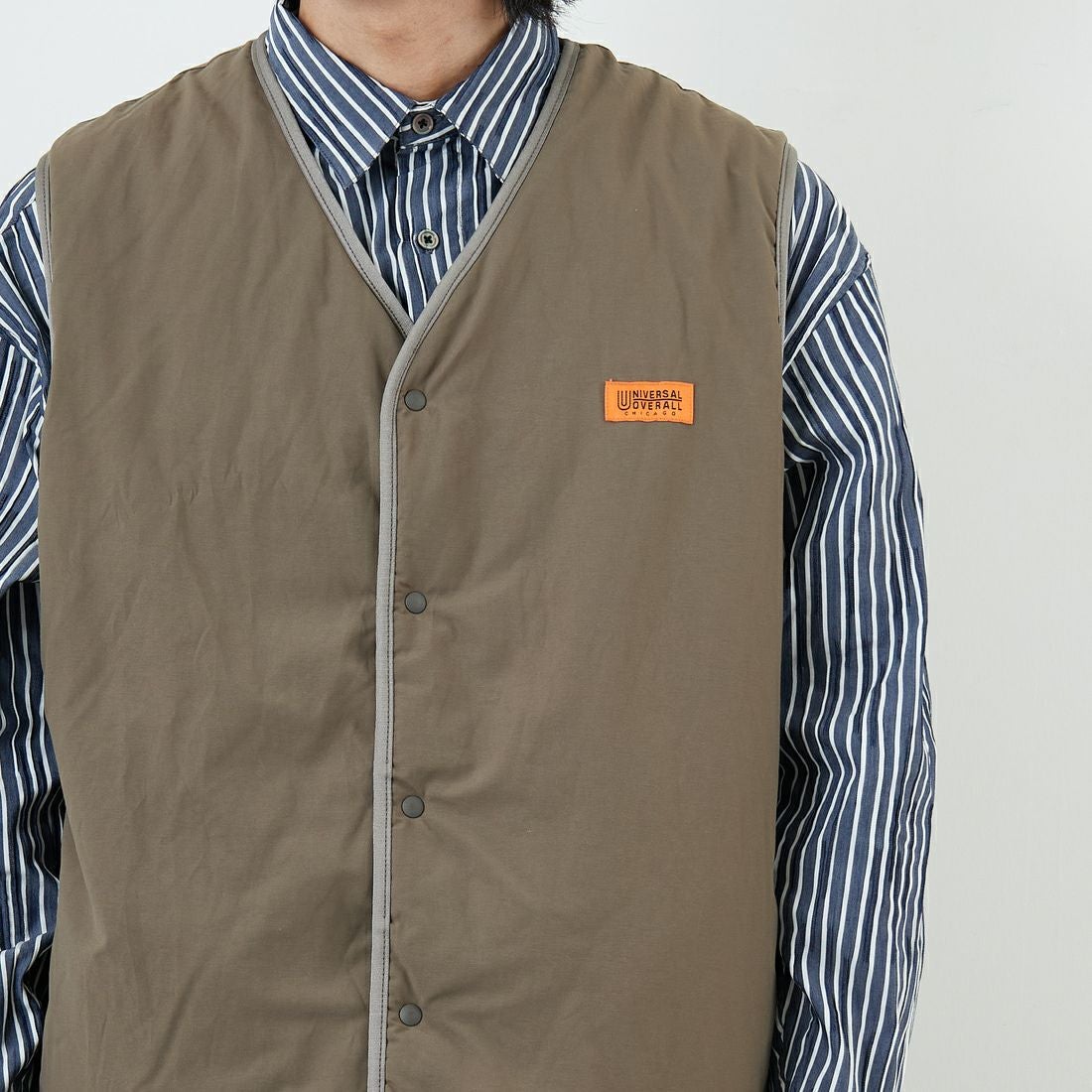 UNIVERSAL OVERALL [ユニバーサルオーバーオール] 別注 リバーシブルボアベスト [U2531401IN-JF] CHARCOAL &&モデル身長：179cm 着用サイズ：XL&&