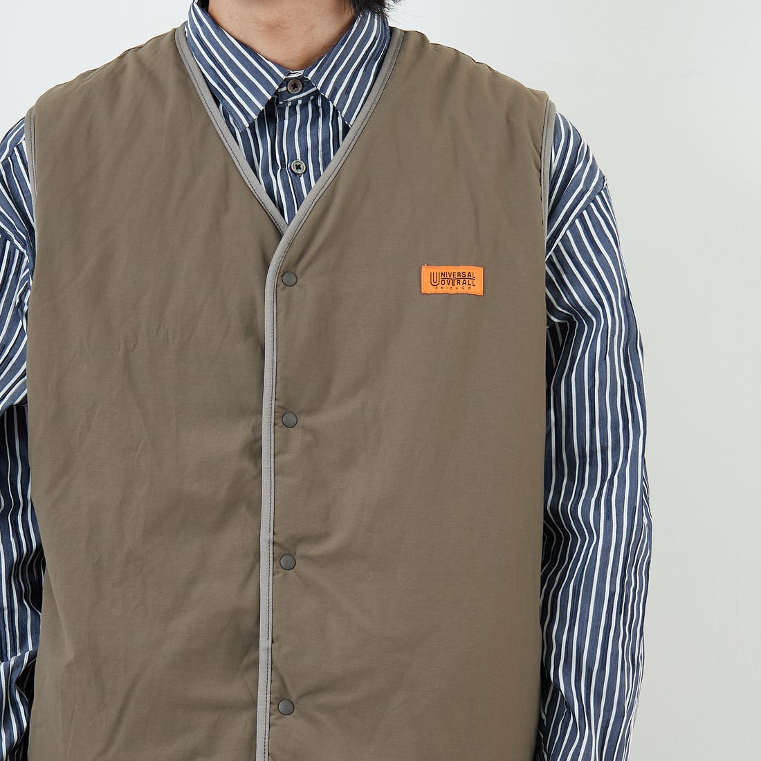 UNIVERSAL OVERALL [ユニバーサルオーバーオール] 別注 リバーシブルボアベスト [U2531401IN-JF] CHARCOAL &&モデル身長：179cm 着用サイズ：XL&&