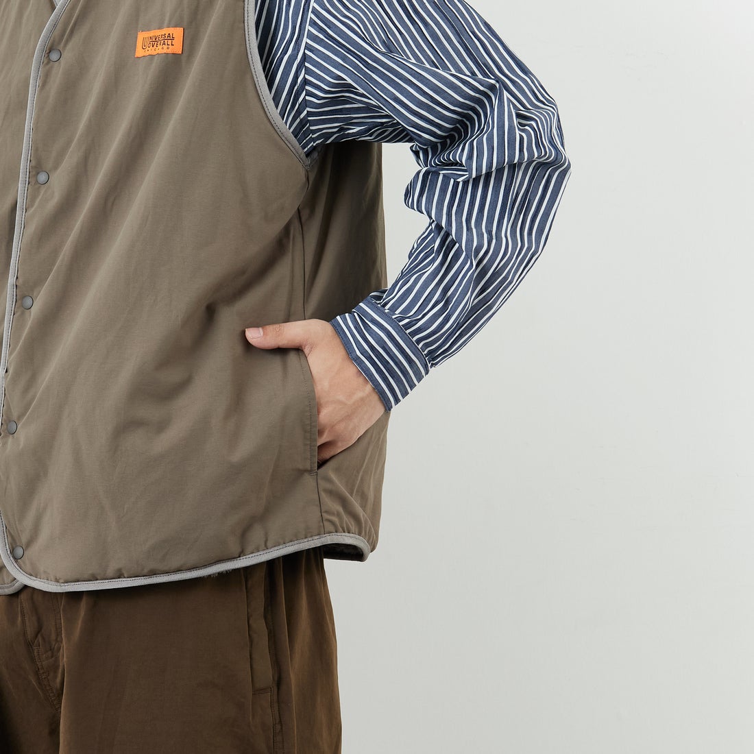 UNIVERSAL OVERALL [ユニバーサルオーバーオール] 別注 リバーシブルボアベスト [U2531401IN-JF] CHARCOAL &&モデル身長：179cm 着用サイズ：XL&&