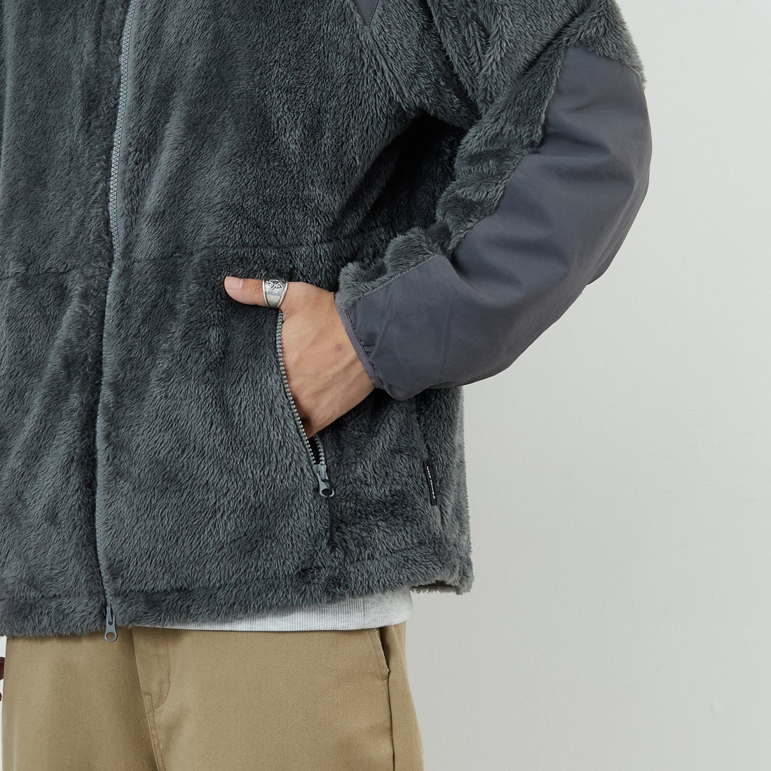 WILD THINGS [ワイルドシングス] LEVEL3 シャギージャケット [WT252-026] F.GREY &&モデル身長：179cm 着用サイズ：M&&