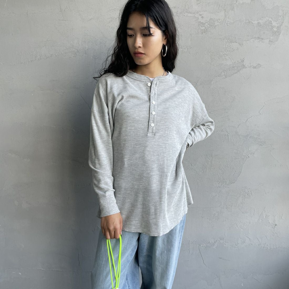 Hanes [ヘインズ] ワッフルヘンリーネックロングスリーブTシャツ [HW4-C104] 060 ﾍｻﾞｰｸﾞ &&モデル身長：162cm 着用サイズ：F&&