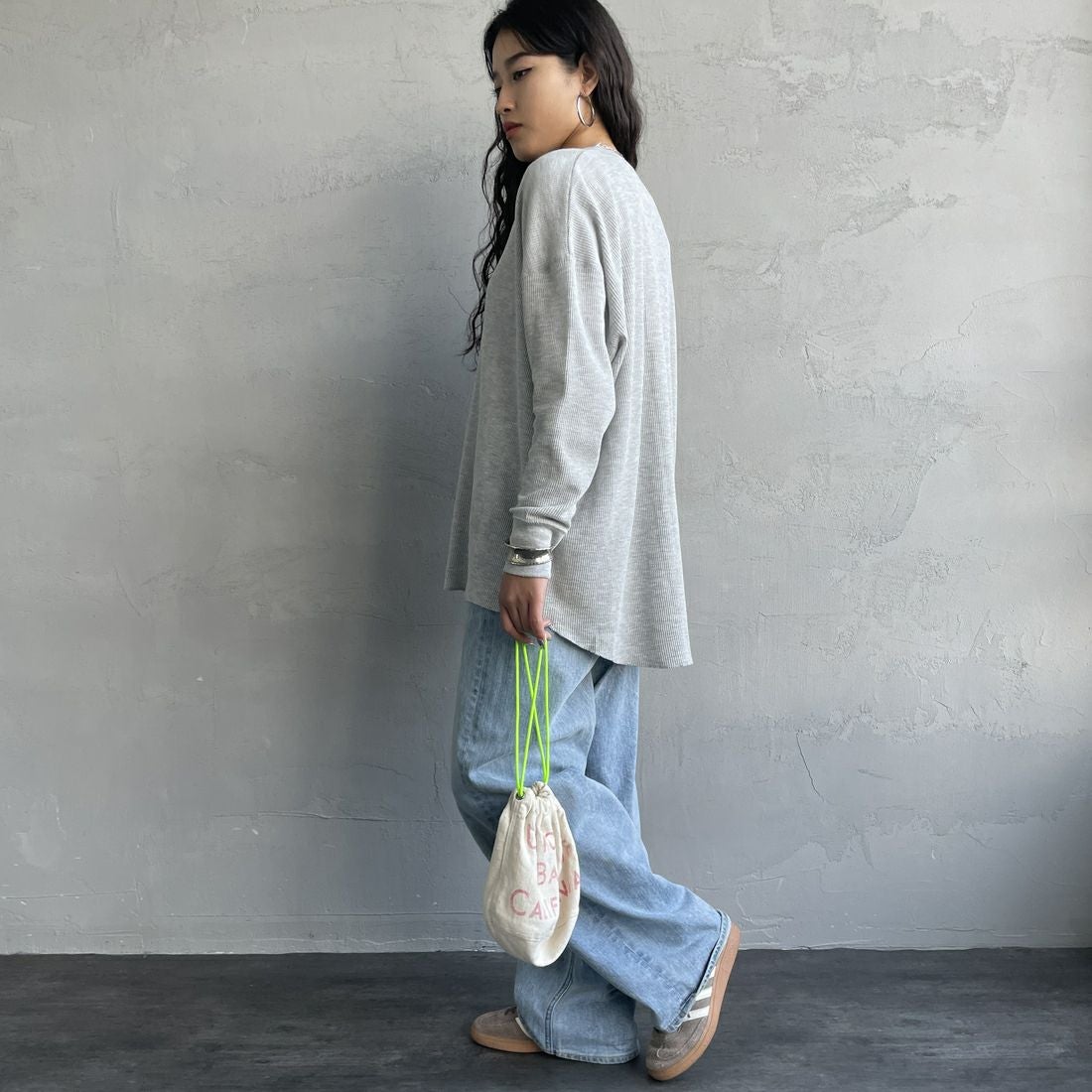 Hanes [ヘインズ] ワッフルヘンリーネックロングスリーブTシャツ [HW4-C104] 060 ﾍｻﾞｰｸﾞ &&モデル身長：162cm 着用サイズ：F&&