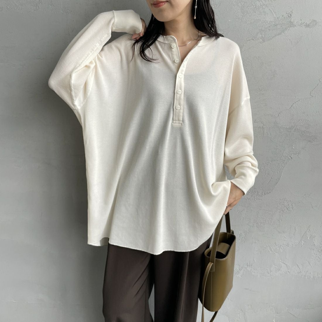 Hanes [ヘインズ] ワッフルヘンリーネックロングスリーブTシャツ [HW4-C104] 020 ｵﾌﾎﾜｲﾄ &&モデル身長：160cm 着用サイズ：F&&
