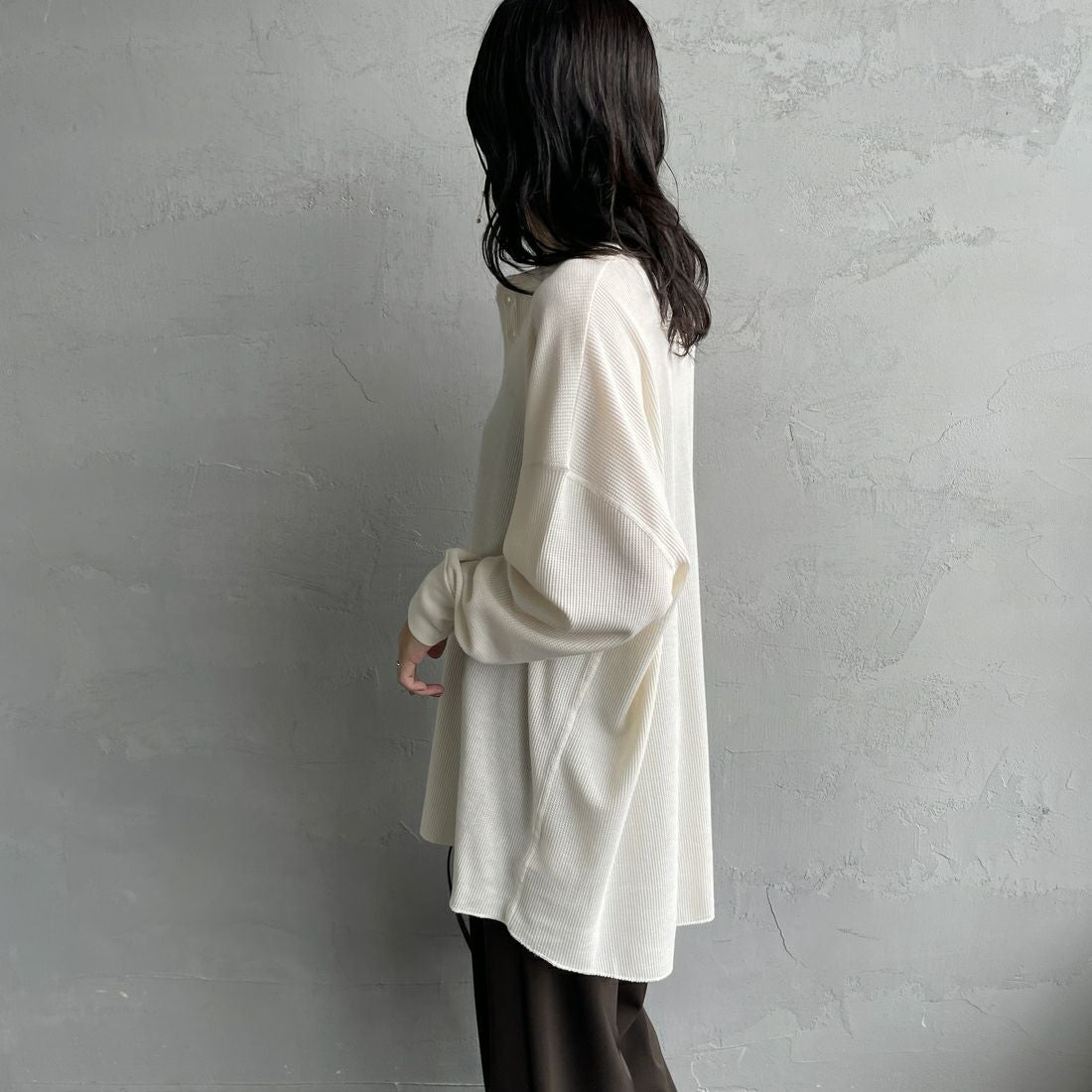 Hanes [ヘインズ] ワッフルヘンリーネックロングスリーブTシャツ [HW4-C104] 020 ｵﾌﾎﾜｲﾄ &&モデル身長：160cm 着用サイズ：F&&