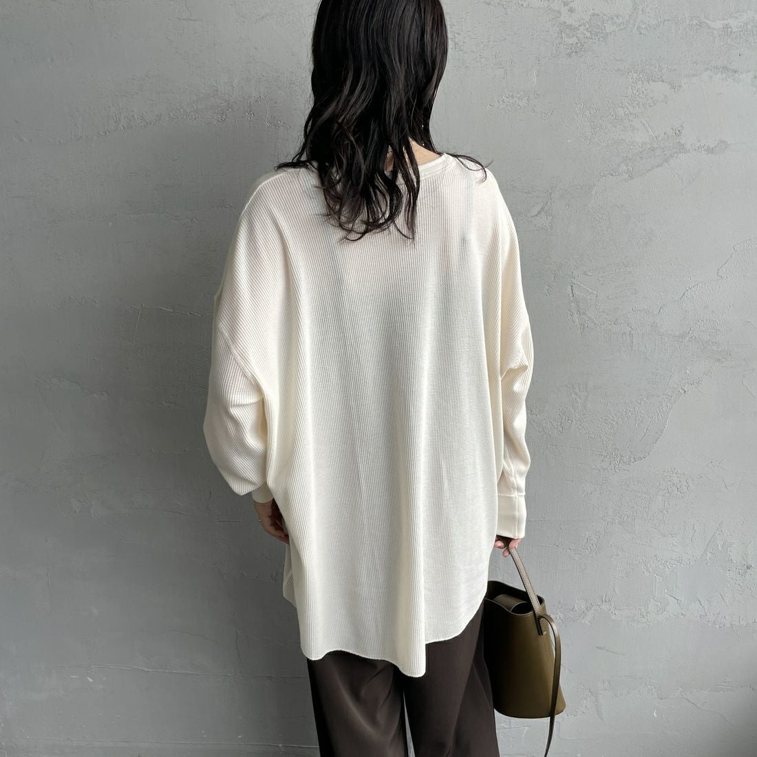 Hanes [ヘインズ] ワッフルヘンリーネックロングスリーブTシャツ [HW4-C104] 020 ｵﾌﾎﾜｲﾄ &&モデル身長：160cm 着用サイズ：F&&