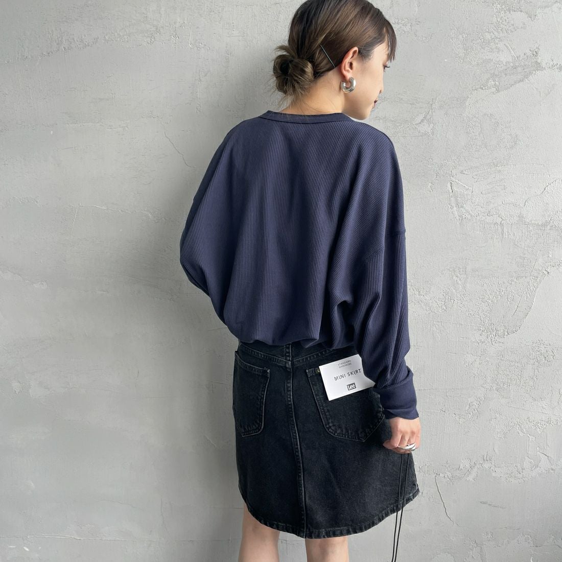 Hanes [ヘインズ] ワッフルヘンリーネックロングスリーブTシャツ [HW4-C104] 386 ﾀﾞｰｸﾈｲ &&モデル身長：150cm 着用サイズ：F&&