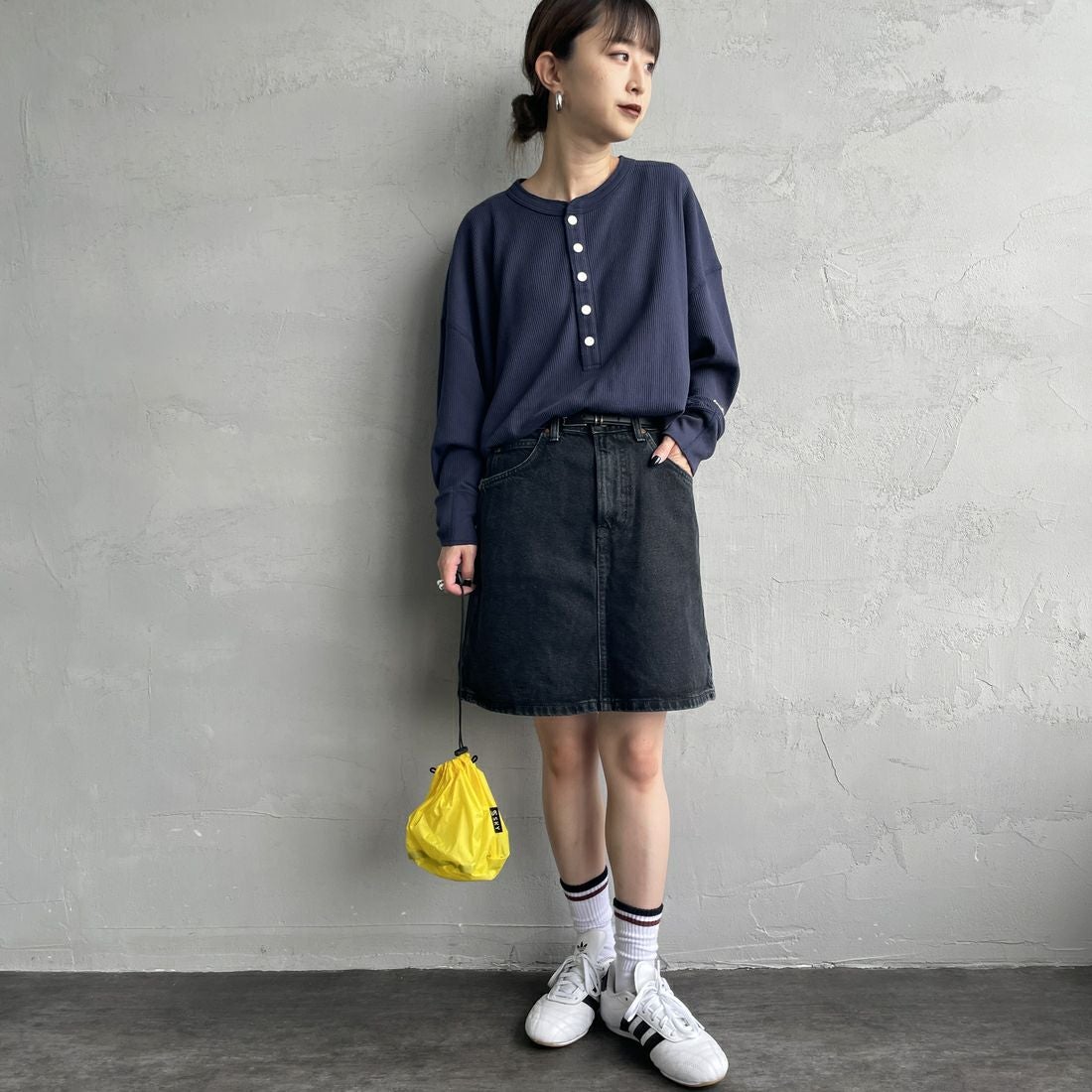 Hanes [ヘインズ] ワッフルヘンリーネックロングスリーブTシャツ [HW4-C104] 386 ﾀﾞｰｸﾈｲ &&モデル身長：150cm 着用サイズ：F&&