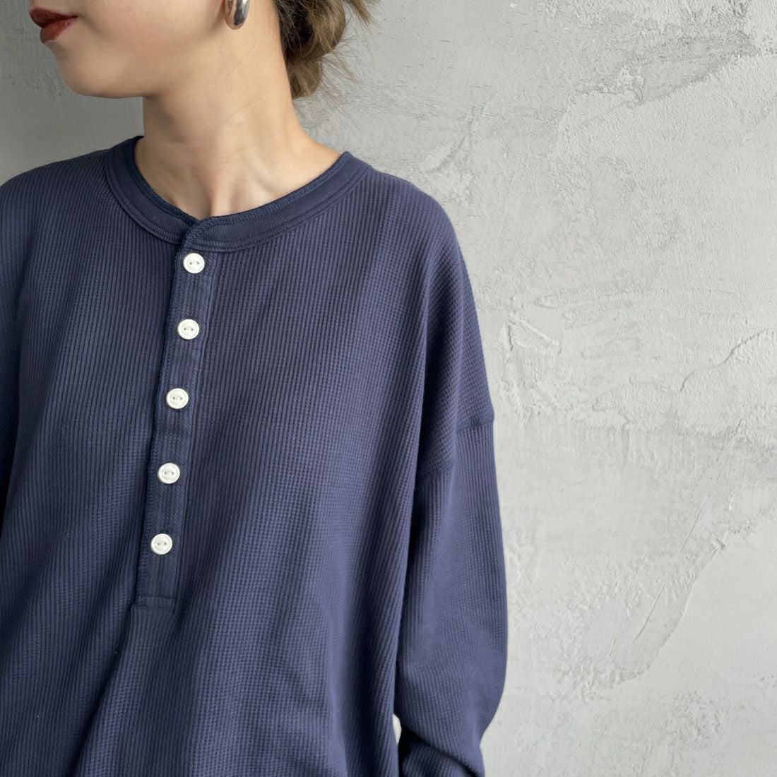 Hanes [ヘインズ] ワッフルヘンリーネックロングスリーブTシャツ [HW4-C104] 386 ﾀﾞｰｸﾈｲ &&モデル身長：150cm 着用サイズ：F&&