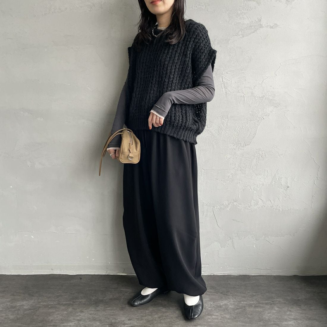 mizuiro ind [ミズイロインド] ヘアリーコクーンワイドベスト [3-220085] 99 BLACK &&モデル身長：160cm 着用サイズ：F&&