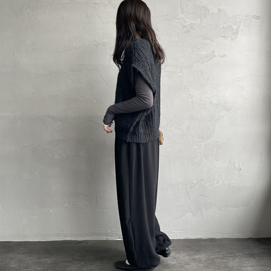 mizuiro ind [ミズイロインド] ヘアリーコクーンワイドベスト [3-220085] 99 BLACK &&モデル身長：160cm 着用サイズ：F&&