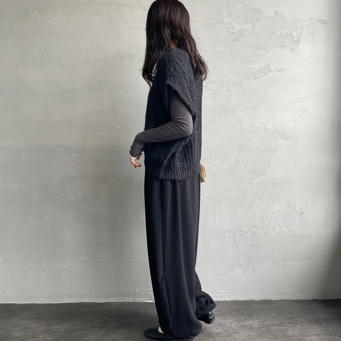 mizuiro ind [ミズイロインド] ヘアリーコクーンワイドベスト [3-220085] 99 BLACK &&モデル身長：160cm 着用サイズ：F&&