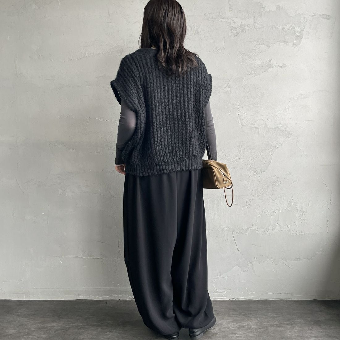 mizuiro ind [ミズイロインド] ヘアリーコクーンワイドベスト [3-220085] 99 BLACK &&モデル身長：160cm 着用サイズ：F&&