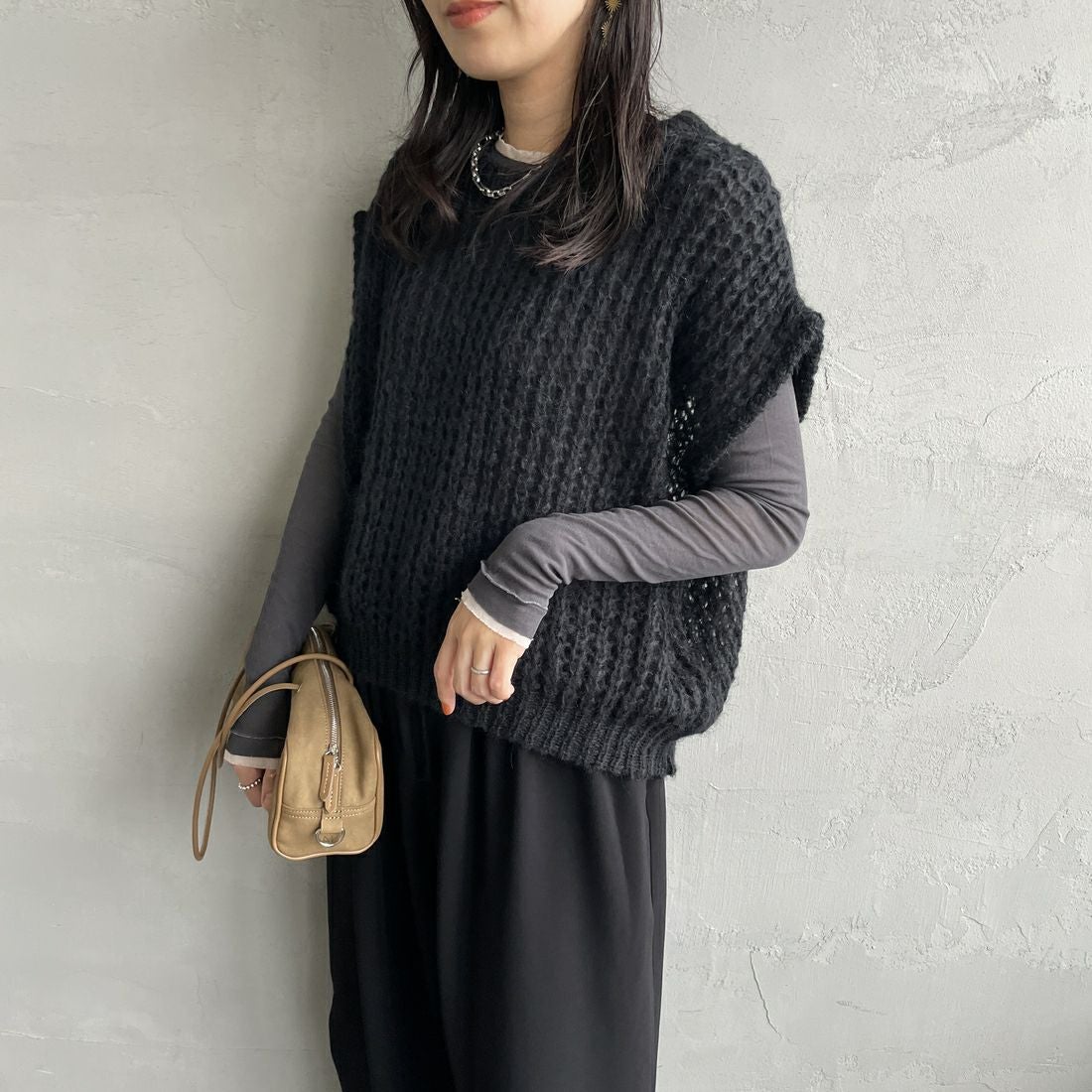 mizuiro ind [ミズイロインド] ヘアリーコクーンワイドベスト [3-220085] 99 BLACK &&モデル身長：160cm 着用サイズ：F&&