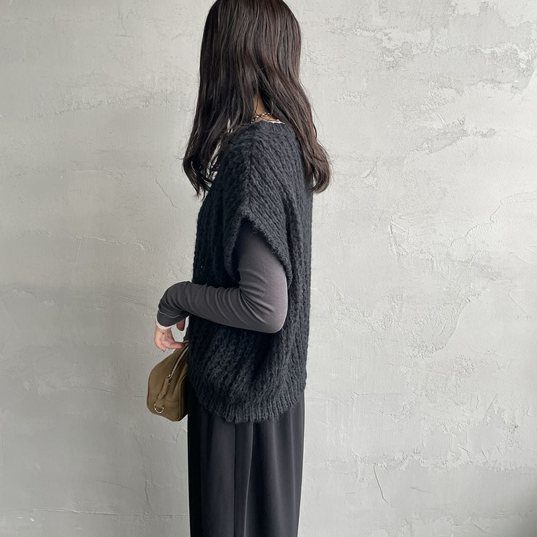 mizuiro ind [ミズイロインド] ヘアリーコクーンワイドベスト [3-220085] 99 BLACK &&モデル身長：160cm 着用サイズ：F&&