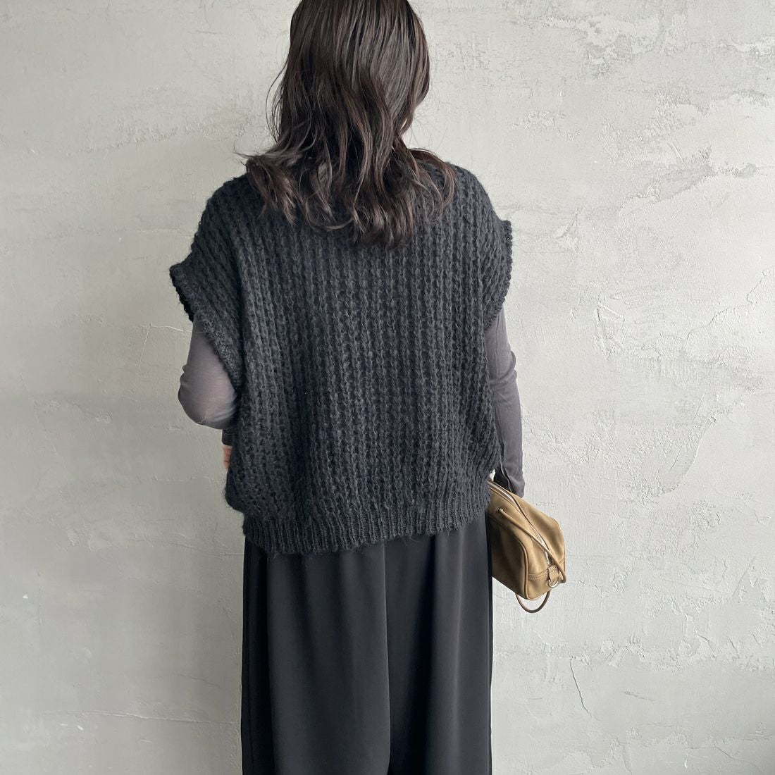 mizuiro ind [ミズイロインド] ヘアリーコクーンワイドベスト [3-220085] 99 BLACK &&モデル身長：160cm 着用サイズ：F&&