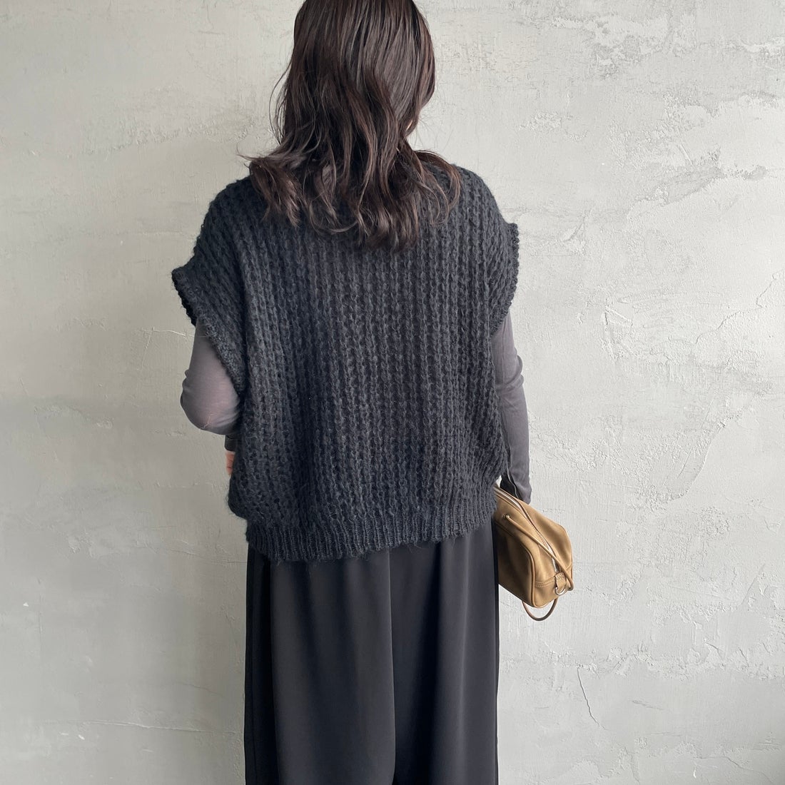 mizuiro ind [ミズイロインド] ヘアリーコクーンワイドベスト [3-220085] 99 BLACK &&モデル身長：160cm 着用サイズ：F&&