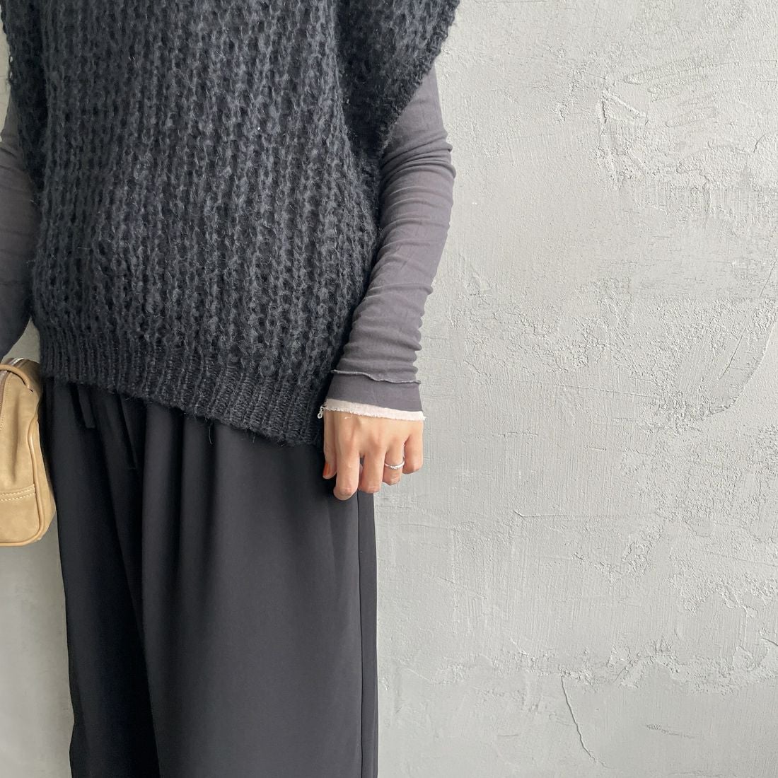 mizuiro ind [ミズイロインド] ヘアリーコクーンワイドベスト [3-220085] 99 BLACK &&モデル身長：160cm 着用サイズ：F&&