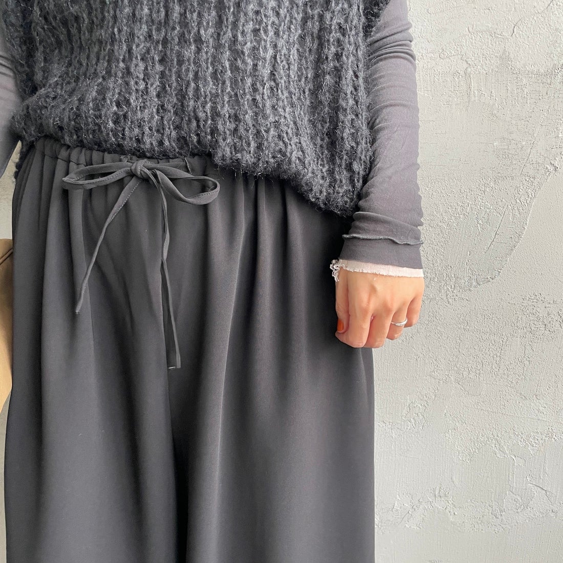 mizuiro ind [ミズイロインド] ドローストリングヘムパンツ [4-260062] 99 BLACK &&モデル身長：160cm 着用サイズ：F&&