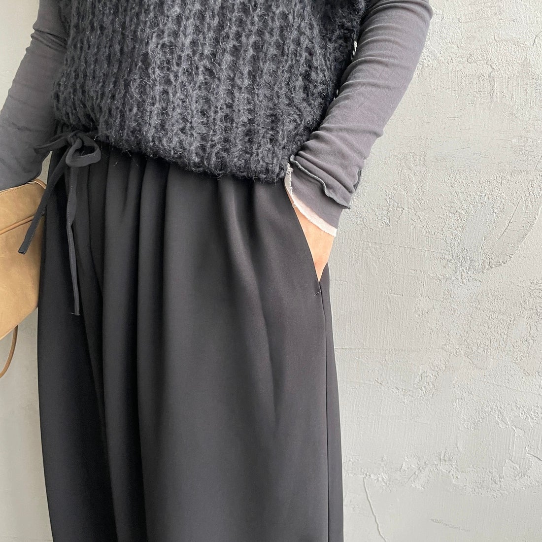 mizuiro ind [ミズイロインド] ドローストリングヘムパンツ [4-260062] 99 BLACK &&モデル身長：160cm 着用サイズ：F&&