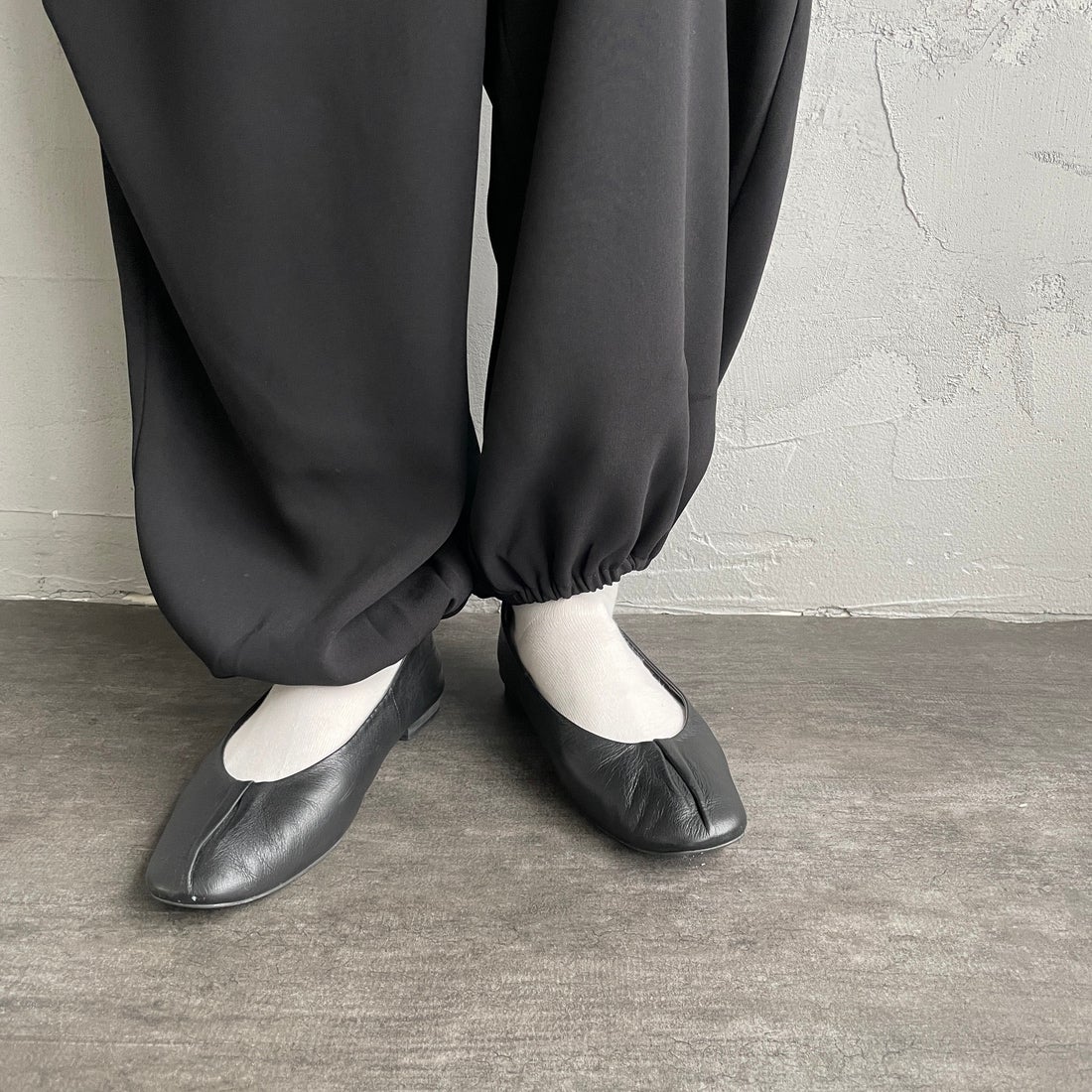 mizuiro ind [ミズイロインド] ドローストリングヘムパンツ [4-260062] 99 BLACK &&モデル身長：160cm 着用サイズ：F&&