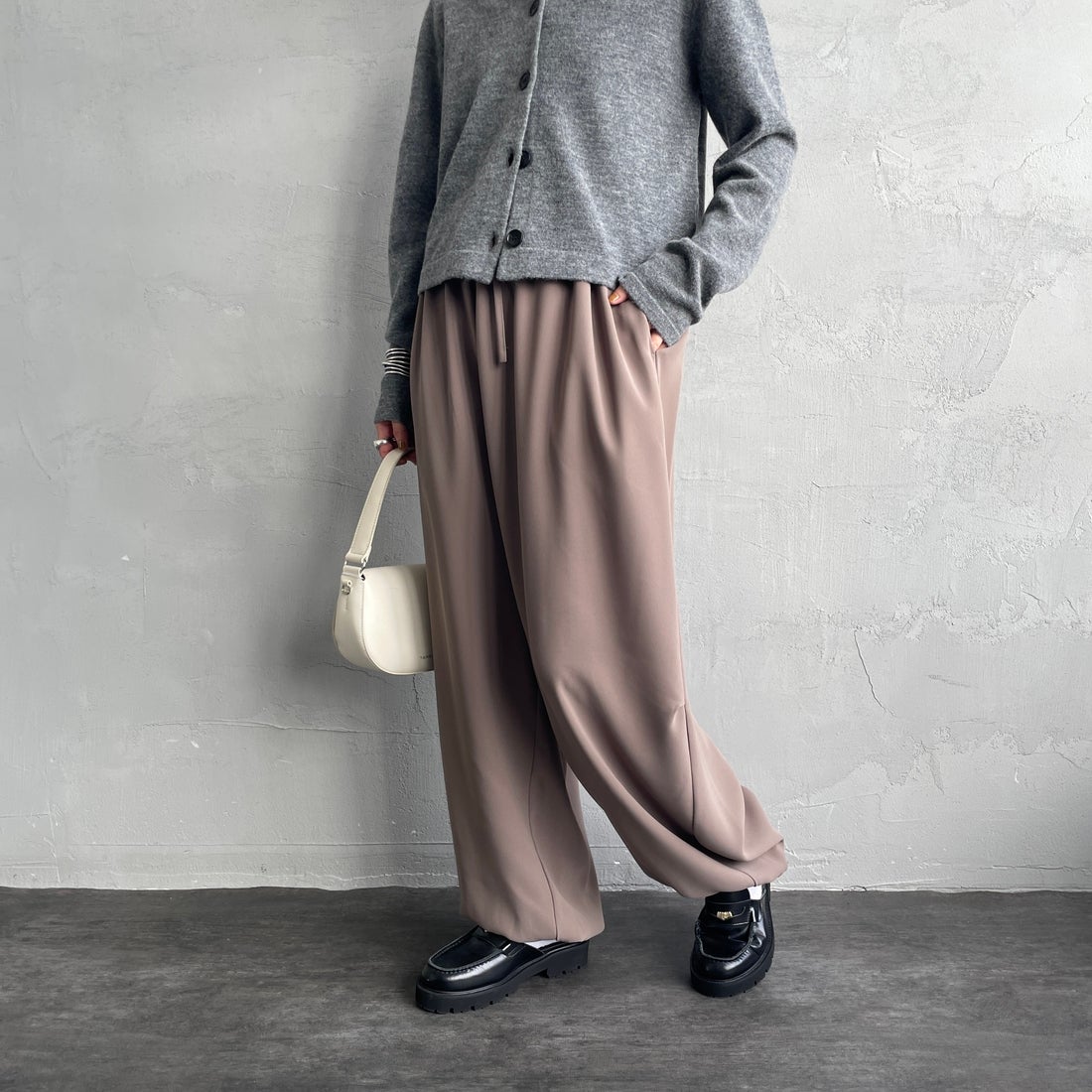 mizuiro ind [ミズイロインド] ドローストリングヘムパンツ [4-260062] 20 BEIGE &&モデル身長：158cm 着用サイズ：F&&