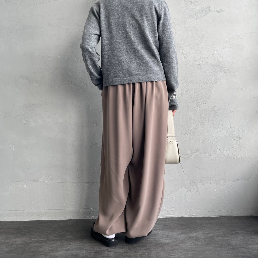 mizuiro ind [ミズイロインド] ドローストリングヘムパンツ [4-260062] 20 BEIGE &&モデル身長：158cm 着用サイズ：F&&