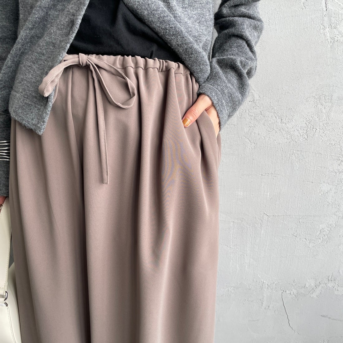 mizuiro ind [ミズイロインド] ドローストリングヘムパンツ [4-260062] 20 BEIGE &&モデル身長：158cm 着用サイズ：F&&