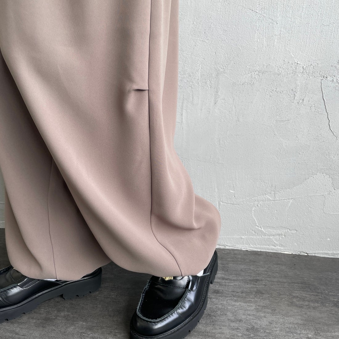 mizuiro ind [ミズイロインド] ドローストリングヘムパンツ [4-260062] 20 BEIGE &&モデル身長：158cm 着用サイズ：F&&