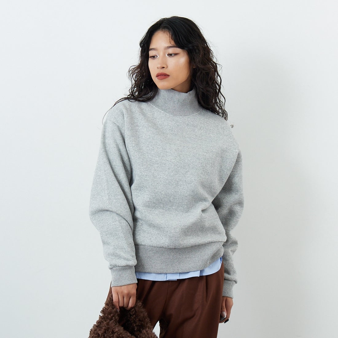 THE SHINZONE [ザ シンゾーン] ハイネックコモンスウェット [25AMSCU11] 06 GRAY &&モデル身長：162cm 着用サイズ：F0&&