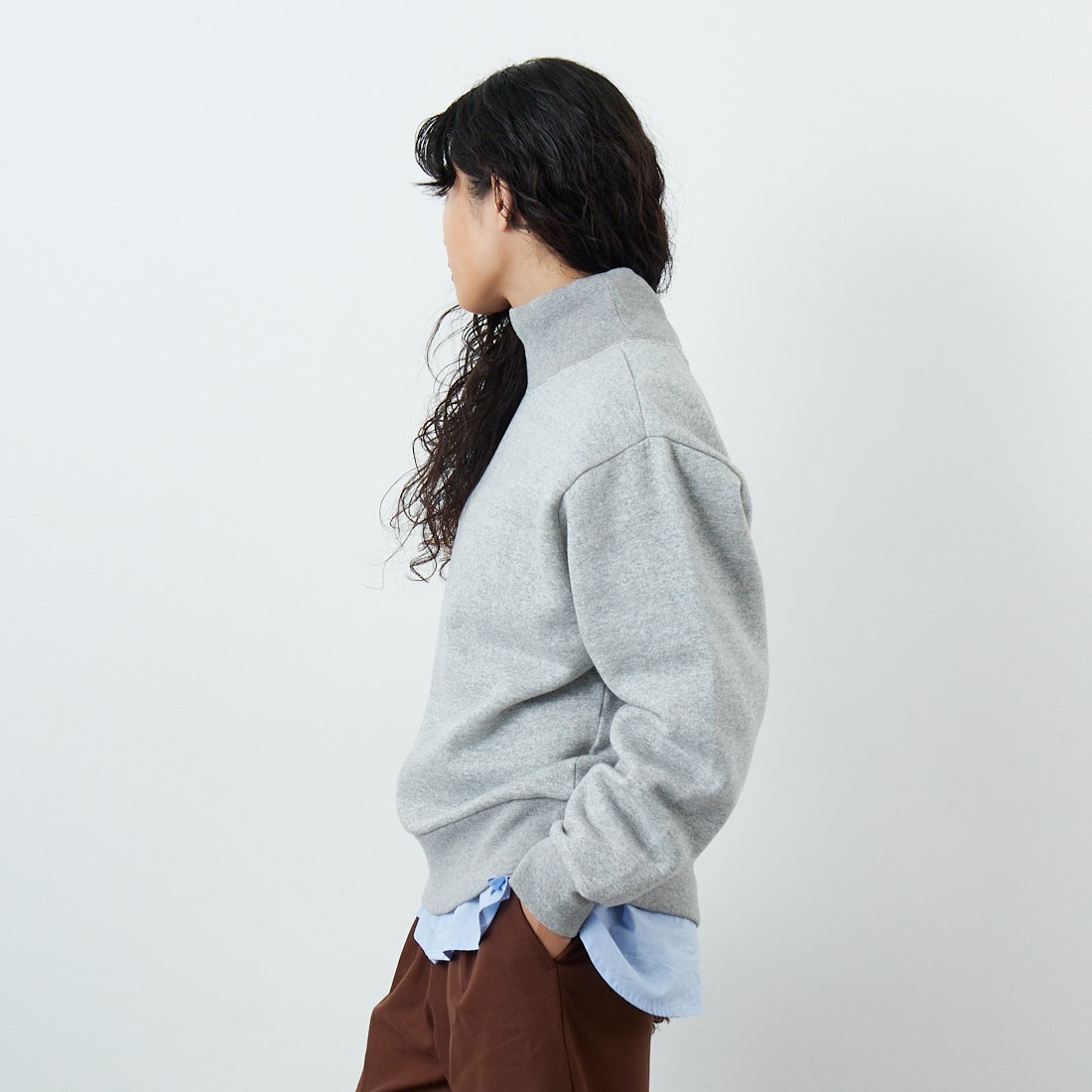 THE SHINZONE [ザ シンゾーン] ハイネックコモンスウェット [25AMSCU11] 06 GRAY &&モデル身長：162cm 着用サイズ：F0&&