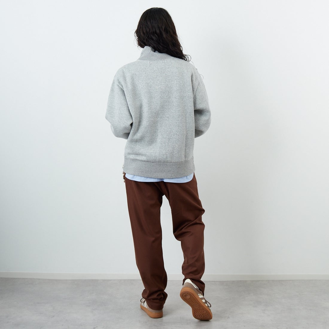 THE SHINZONE [ザ シンゾーン] ハイネックコモンスウェット [25AMSCU11] 06 GRAY &&モデル身長：162cm 着用サイズ：F0&&