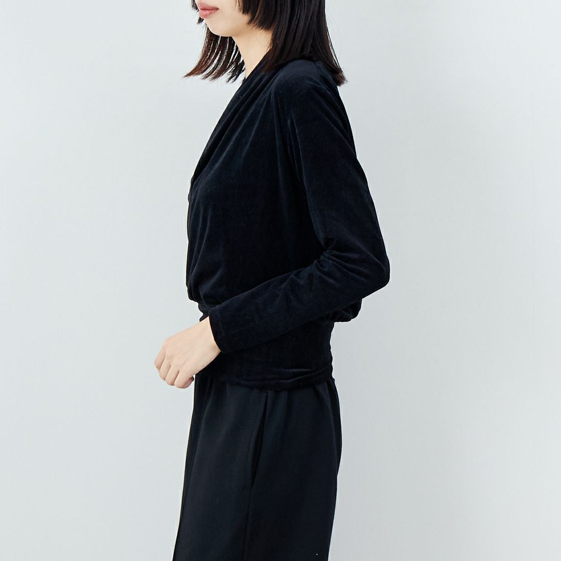 keena [キーナ] 30D エンボスベルベットカシュクールトップス [SKJ-25044W] BLACK &&モデル身長：162cm 着用サイズ：F&&