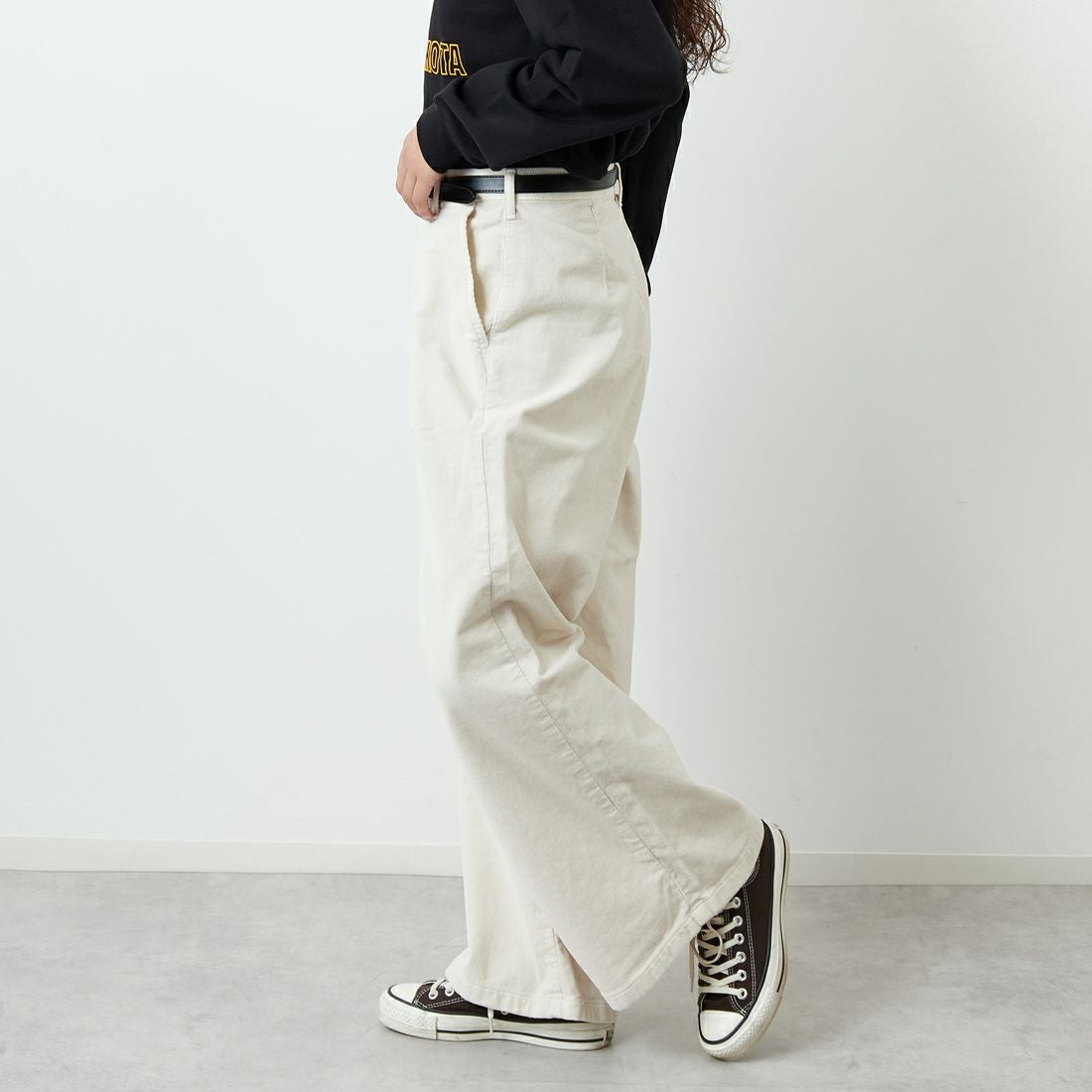 SOMETHING [サムシング] 別注 ベルト付きタックワイドパンツ [SN765W-JF] 9534 IVORY &&モデル身長：162cm 着用サイズ：S&&