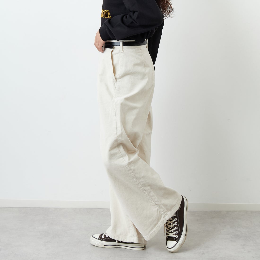 SOMETHING [サムシング] 別注 ベルト付きタックワイドパンツ [SN765W-JF] 9534 IVORY &&モデル身長：162cm 着用サイズ：S&&