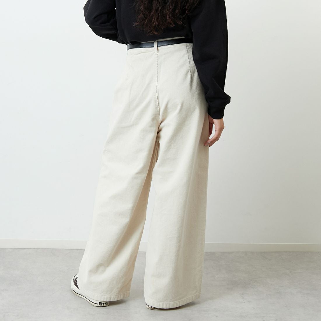 SOMETHING [サムシング] 別注 ベルト付きタックワイドパンツ [SN765W-JF] 9534 IVORY &&モデル身長：162cm 着用サイズ：S&&