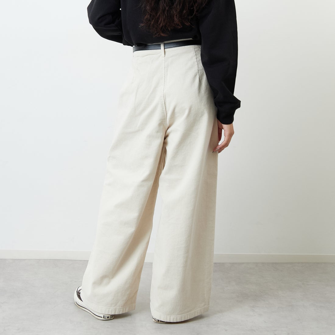 SOMETHING [サムシング] 別注 ベルト付きタックワイドパンツ [SN765W-JF] 9534 IVORY &&モデル身長：162cm 着用サイズ：S&&