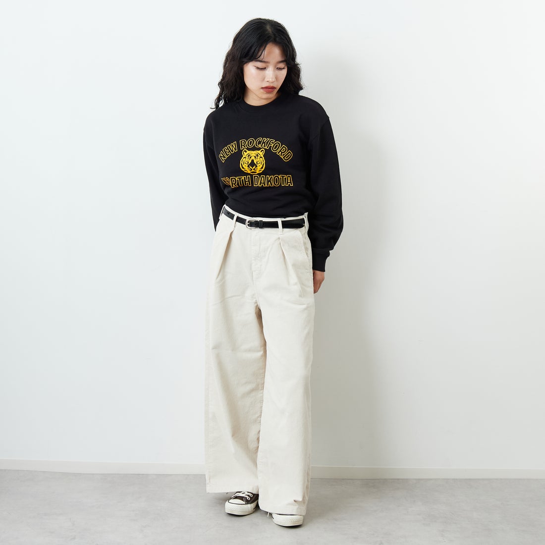 SOMETHING [サムシング] 別注 ベルト付きタックワイドパンツ [SN765W-JF] 9534 IVORY &&モデル身長：162cm 着用サイズ：S&&