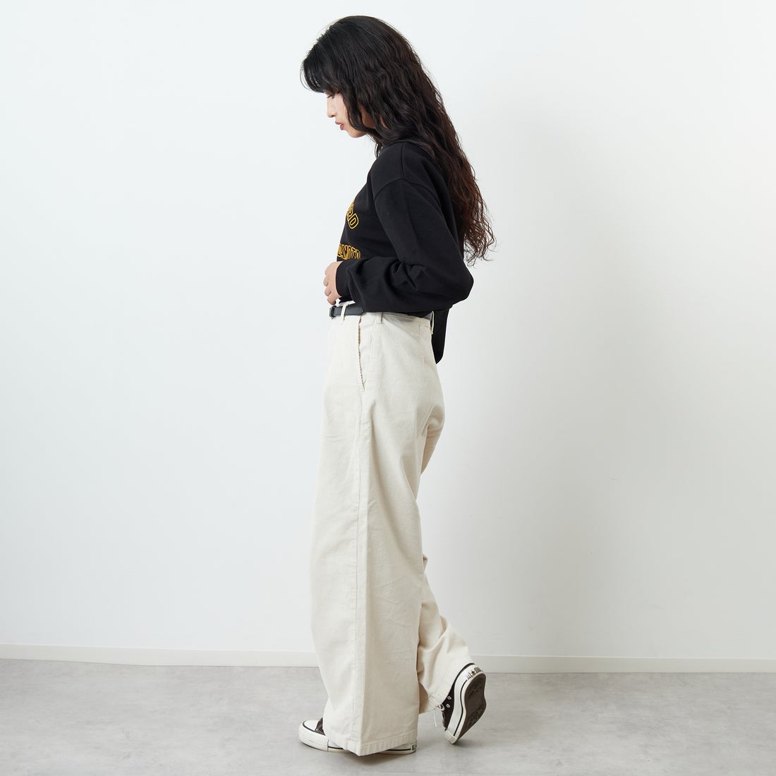 SOMETHING [サムシング] 別注 ベルト付きタックワイドパンツ [SN765W-JF] 9534 IVORY &&モデル身長：162cm 着用サイズ：S&&